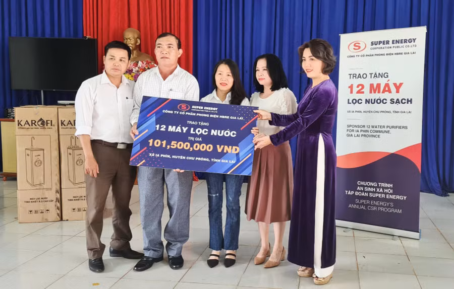 Đại diện lãnh đạo Tập đoàn Super Energy trao tặng 12 máy lọc nước cho xã Ia Phìn. Ảnh: Ngọc Sang