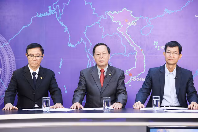 GS.TS. Nguyễn Xuân Yêm (giữa): Cần đưa chương trình tập huấn về quản trị an ninh phi truyền thống thành chương trình bắt buộc trong giáo dục quốc phòng-an ninh. Ảnh: VGP/Nhật Bắc