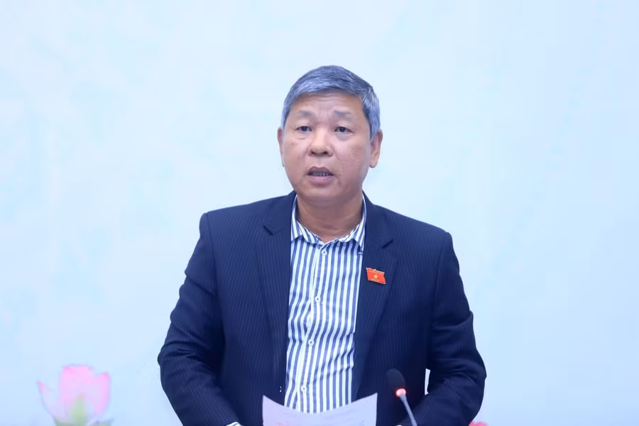 Ông Nguyễn Hoàng Mai-Phó Chủ nhiệm Ủy ban Xã hội của Quốc hội trả lời tại họp báo. Ảnh LĐO