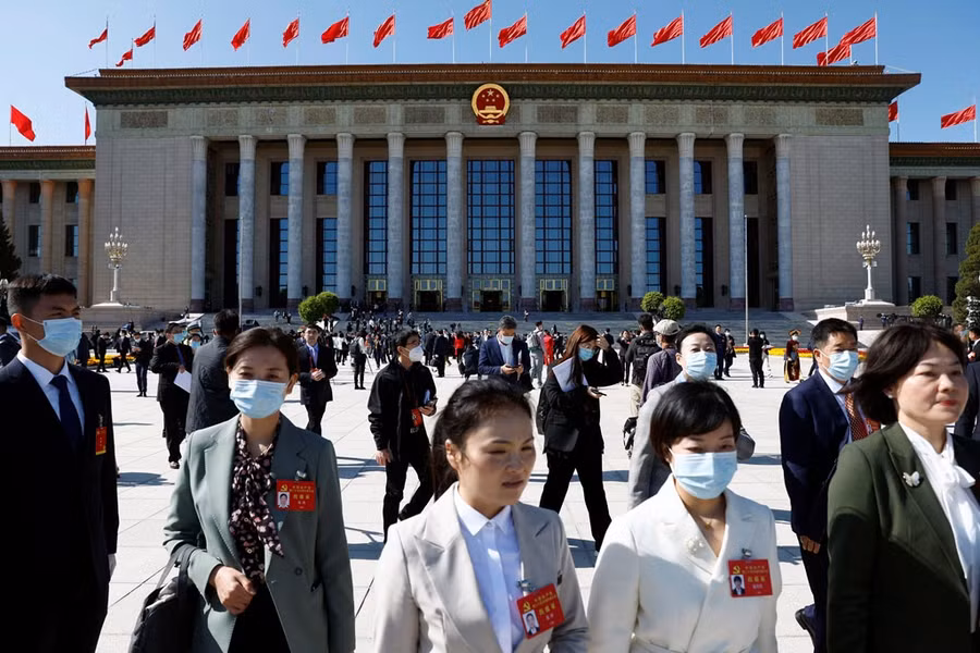 Đại biểu rời Đại lễ đường Nhân dân sau buổi khai mạc ngày 16.10. Ảnh: Reuters