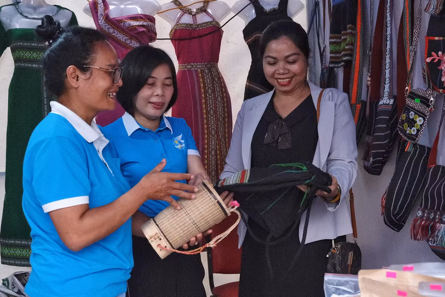 Bà Rơ Chăm H'Hồng (bìa phải)-Chủ tịch Hội LHPN tỉnh tham quan gian hàng phụ nữ khởi nghiệp. Ảnh: Minh Châu Tham gian hàng. Ảnh Minh Châu