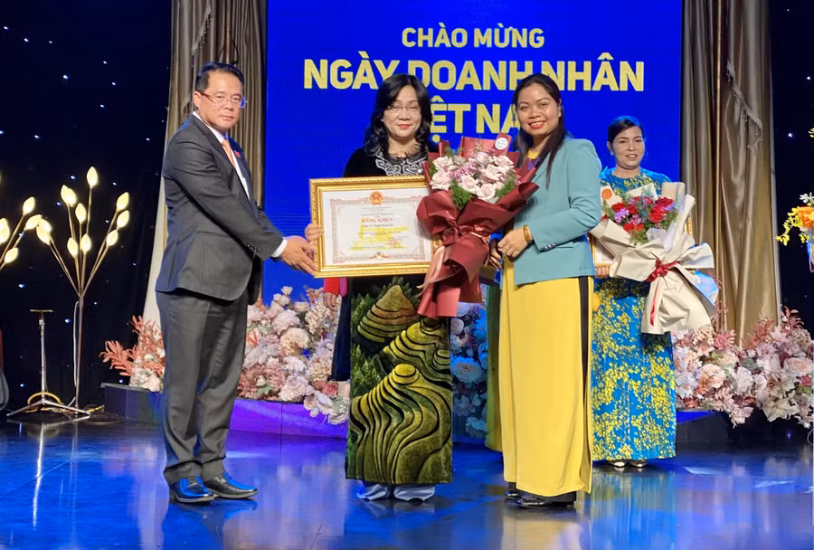 Hội Nữ doanh nhân tỉnh Gia Lai được nhận Bằng khen của Chủ tịch UBND tỉnh vì những đóng góp tích cực cho sự phát triển kinh tế-xã hội, an sinh xã hội trên địa bàn tỉnh năm 2022. Ảnh: Hà Duy