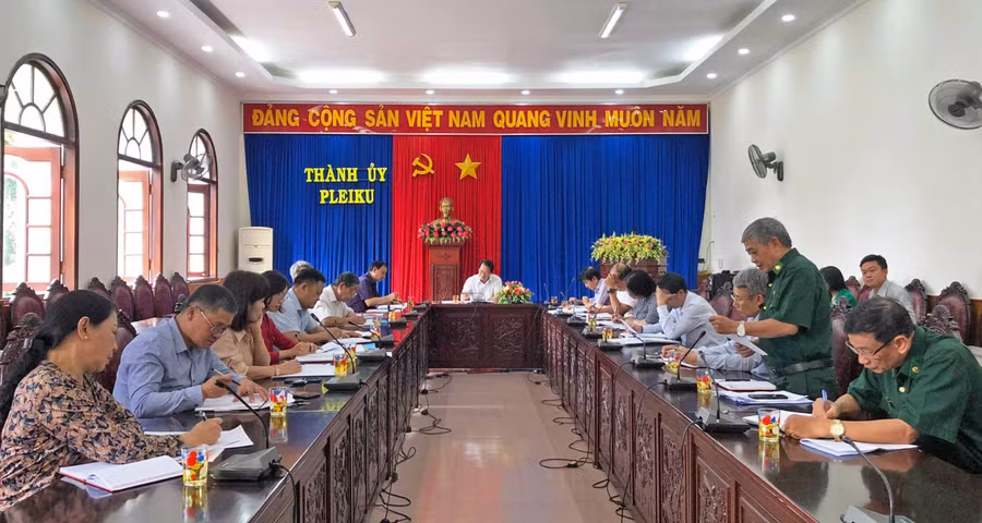 Quang cảnh buổi làm việc củ Thường trực Thành ủy Pleiku với các hội quần chúng. Ảnh: Bá Bính