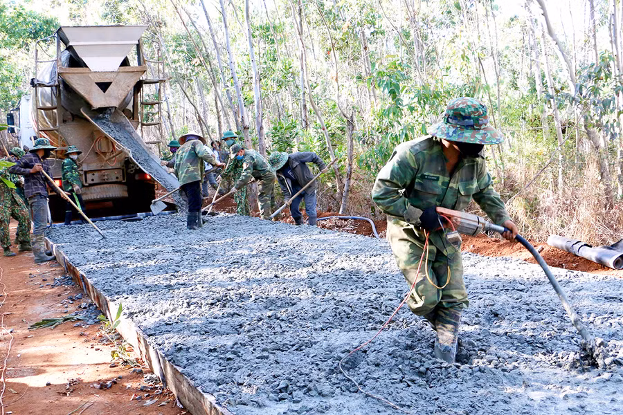 Nhờ được đầu tư đường bê tông thuận lợi, cuộc sống người dân làng Pờ Yầu (xã Lơ Pang, huyện Mang Yang) ngày càng khởi sắc. Ảnh: Minh Nguyễn
