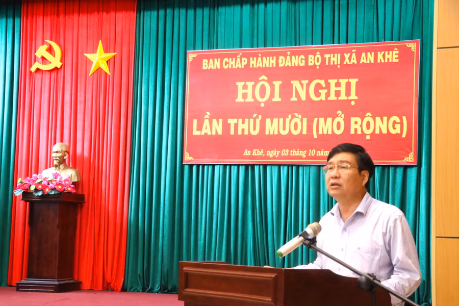Đồng chí Huỳnh Quang Thái-Ủy viên Ban Thường vụ Tỉnh ủy, Trưởng ban Tổ chức Tỉnh ủy phát biểu tại Hội nghị Ban Chấp hành Đảng bộ thị xã An Khê lần thứ 10 (mở rộng). Ảnh: Ngọc Minh