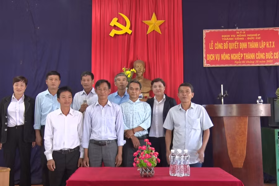 Ban Quản trị Hợp tác xã Dịch vụ nông nghiệp Thành Công tại buổi ra mắt. Ảnh: Phạm Ngọc
