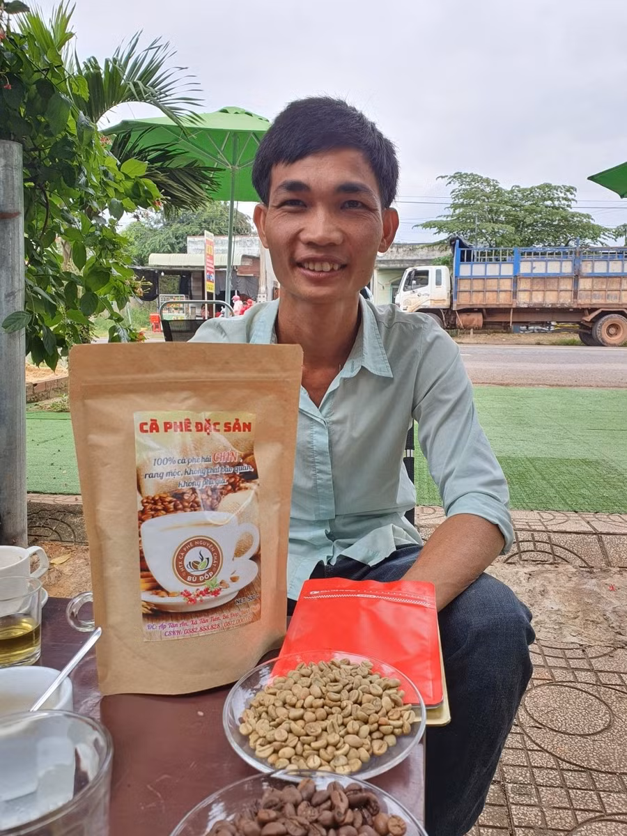 Những hạt cà phê hữu cơ do anh Ngọc sản xuất sẽ đem phục vụ cho quán cà phê. Ảnh: NVCC