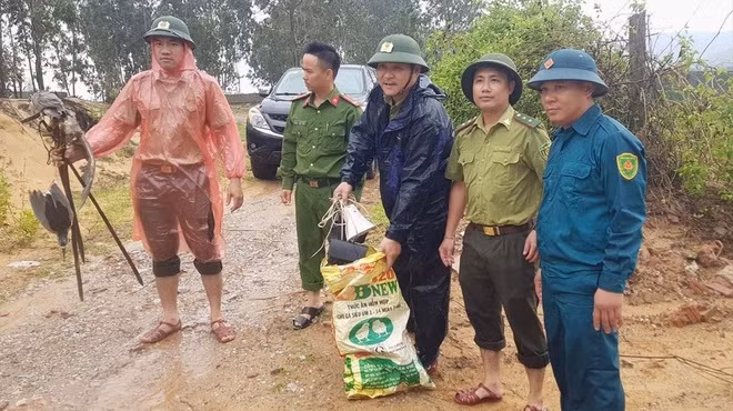 Lực lượng chức năng ở Nghệ An thu giữ bẫy chim trên các cánh đồng. Ảnh: CTV