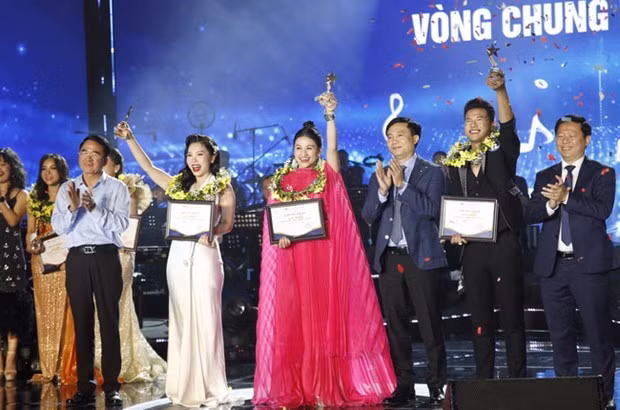 Ban tổ chức trao giải cho các thí sinh đạt giải nhất. Ảnh nguồn TTXVN
