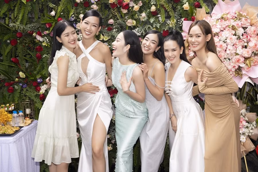 Thời gian qua, Nam Em đã có nhiều nỗ lực trong hoạt động nghệ thuật, trong đó cô và ê-kíp công chủ yếu tham gia các hoạt động hỗ trợ sản xuất những sản phẩm âm nhạc cho chính mình.