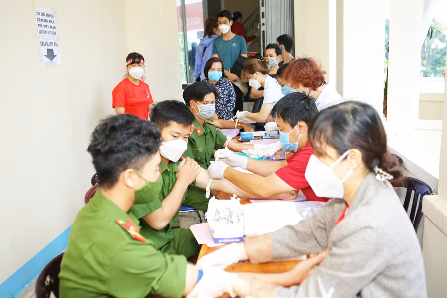  Đông đảo tầng lớp nhân dân tỉnh Gia Lai tham gia hiến máu tình nguyện. Ảnh: Hồng Ngọc