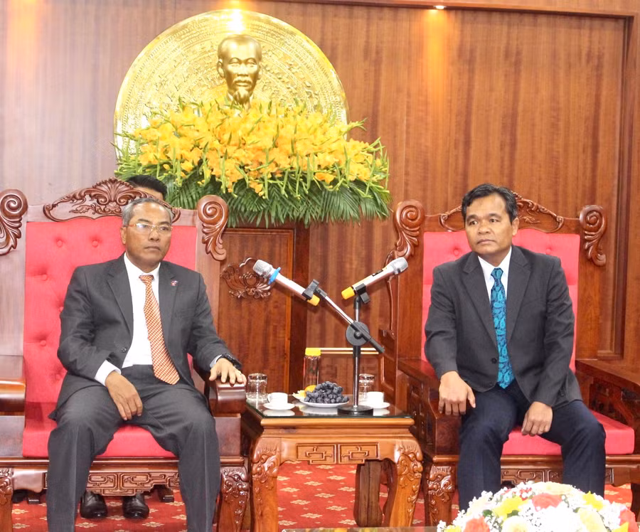 Bí thư Tỉnh ủy Gia Lai Hồ Văn Niên (bìa phải) thông tin về tình hình phát triển kinh tế của tỉnh Gia Lai đến đồng chí Lệt-Xay nha phon-Tỉnh trưởng tỉnh Attapeu. Ảnh: Phan Lài