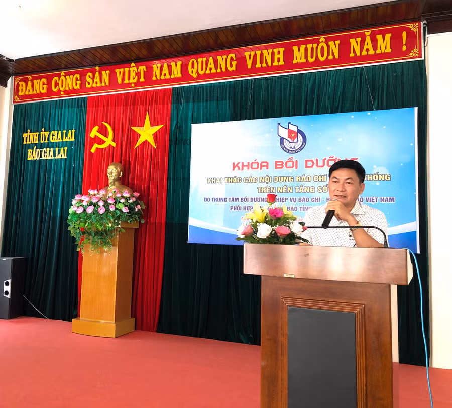 Tổng Biên tập Báo Gia Lai, Chủ tịch Hội nhà báo tỉnh Huỳnh Kiên phát biểu tại lễ khai mạc khóa bồi dưỡng. Ảnh: Ngọc Minh Nhà báo, Chủ tịch Hội nhà báo tỉnh, Tổng Biên tập Báo Gia Lai-Huỳnh Kiên phát biểu tại lễ khai mạc khóa bồi dưỡng. Ảnh: Ngọc Minh