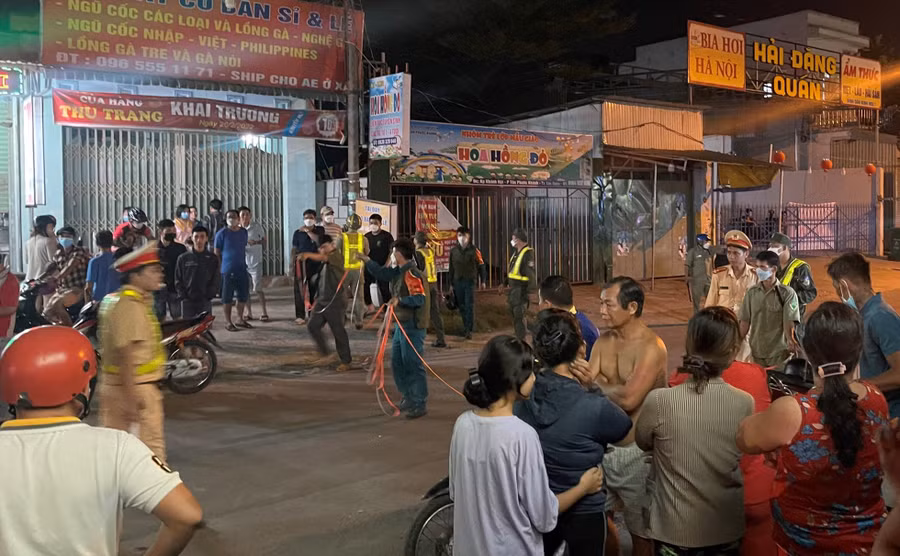 Công an khám nghiệm điều tra.Ảnh: P.D