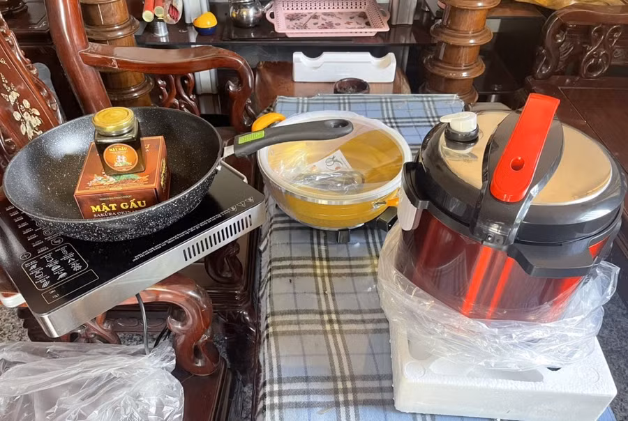Nhiều người dân ở huyện Đắk Mil đã sập bẫy mua hàng kém chất lượng với giá cao. Ảnh: Phan Tuấn