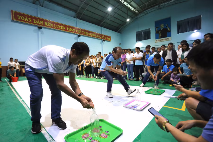 Trò chơi tiếp nước bằng tay khá độc đáo đã nhận được sự cổ vũ nồng nhiệt của khán giả Ảnh: Văn Ngọc