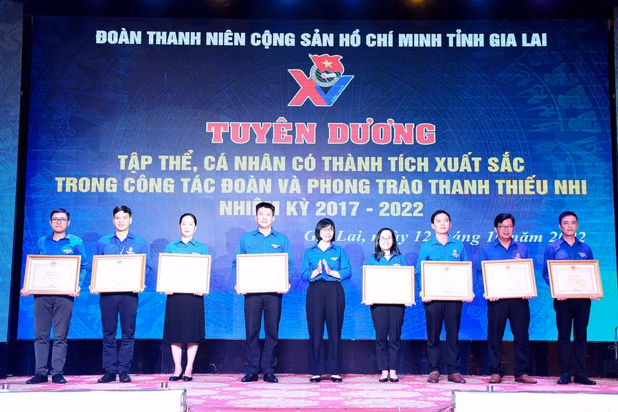 Thừa ủy quyền của Chủ tịch UBND tỉnh, đồng chí Nguyễn Thị Thanh Lịch (ở giữa)-Phó Chủ tịch UBND tỉnh tặng bằng khen cho các tập thể, cá nhân có thành tích xuất sắc trong công tác Đoàn và phong trào thanh thiếu nhi nhiệm kỳ 2017-2022. Ảnh: Đức Thụy