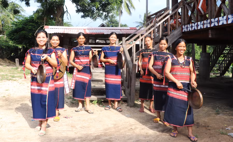 Hội viên phụ nữ làng Tờ Nùng Măng (xã Ya Ma, huyện Kông Chro) tập diễn tấu cồng chiêng. Ảnh: An Phát
