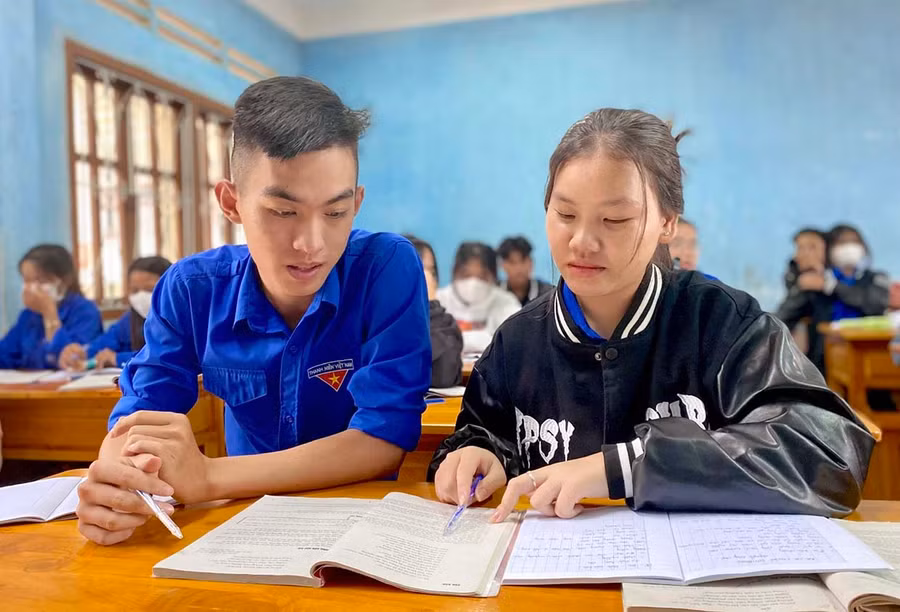 Em Nguyễn Gia Bảo (bìa trái)-lớp 11C, Trung tâm Giáo dục thường xuyên tỉnh trao đổi bài cùng bạn. Ảnh Mộc Trà
