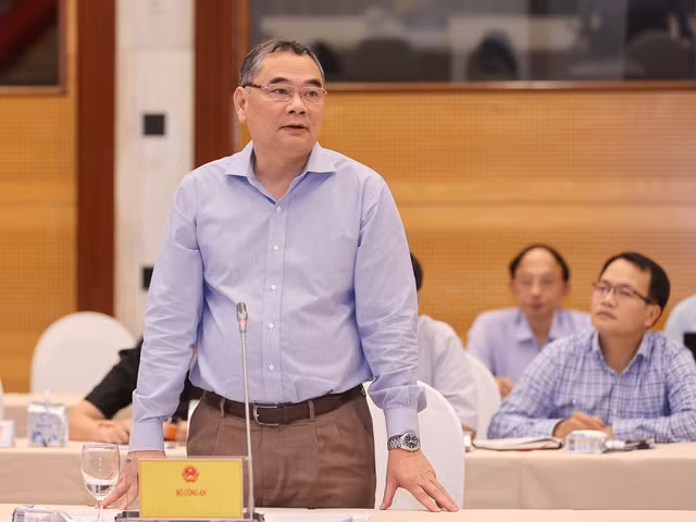 Trung tướng Tô Ân Xô trả lời báo chí