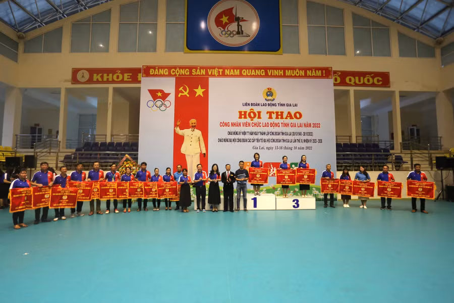 Ban tổ chức trao giải cho các đơn vị có thành tích cao toàn đoàn Ảnh: Văn Ngọc