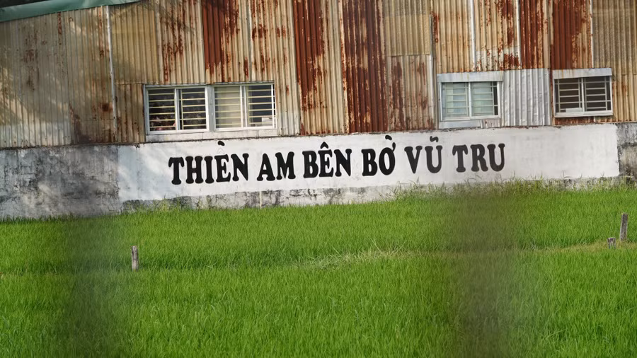 Bị cáo Lê Tùng Vân đóng cửa Tịnh thất Bồng Lai, không nhận kết quả giám định ADN. Ảnh: Bắc Bình