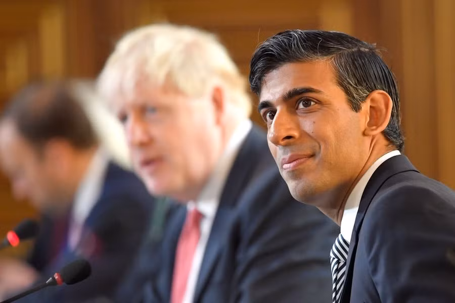 Cựu Bộ trưởng Tài chính Rishi Sunak (phải) cùng cựu Thủ tướng Anh Boris Johnson trong cuộc họp nội các hồi năm 2020. Ảnh: Reuters