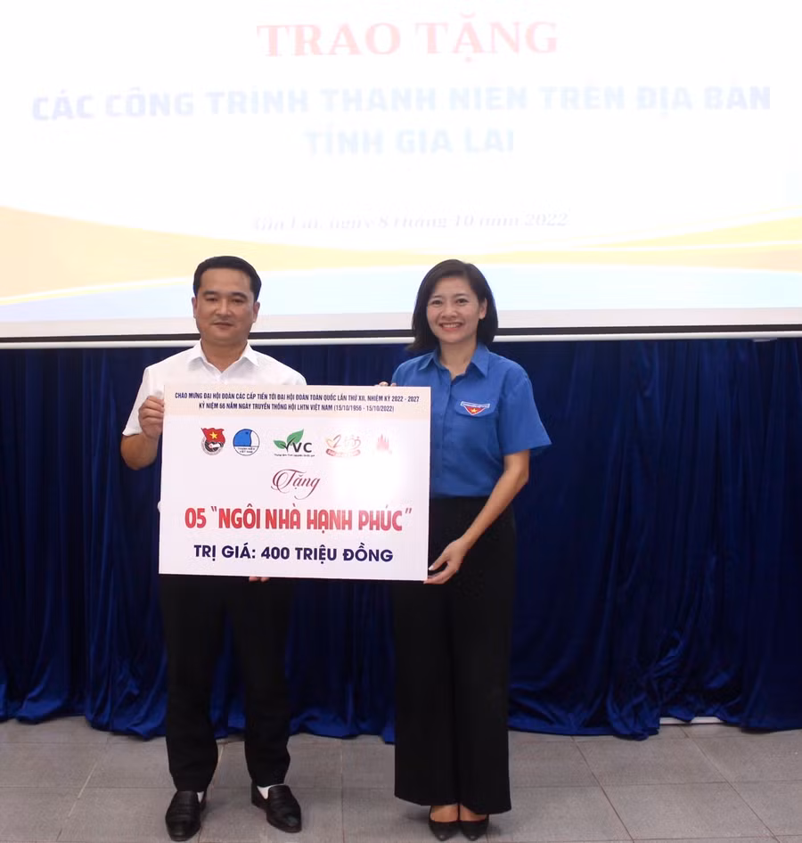 Chị Đỗ Thị KIm Hoa-Giám đốc Trung tâm Thông tin nguồn lực tình nguyện Việt Nam trao bảng tương trưng Ngôi nhà hạnh phúc cho đại diện Tỉnh Đoàn Gia Lai. Ảnh: Phan Lài