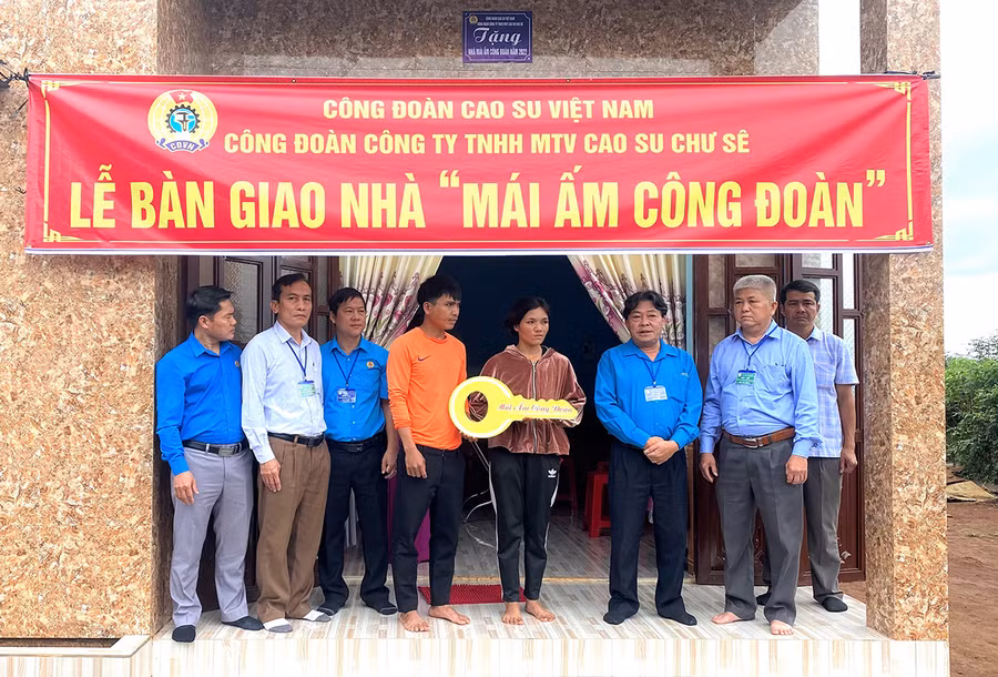  Ông Phan Mạnh Hùng-CT Công đoàn Cao su Việt Nam trao nhà Mái ấm Công đoàn cho công nhân dân tộc khó khăn. Ảnh: hà Đức Thành