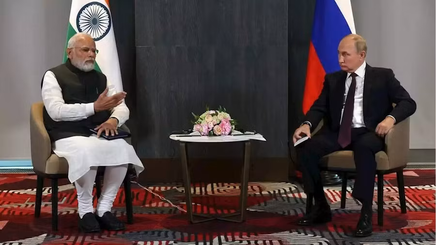Thủ tướng Ấn Độ gặp Tổng thống Nga Putin tại Hội nghị ở Uzbekistan. Ảnh: Reuters
