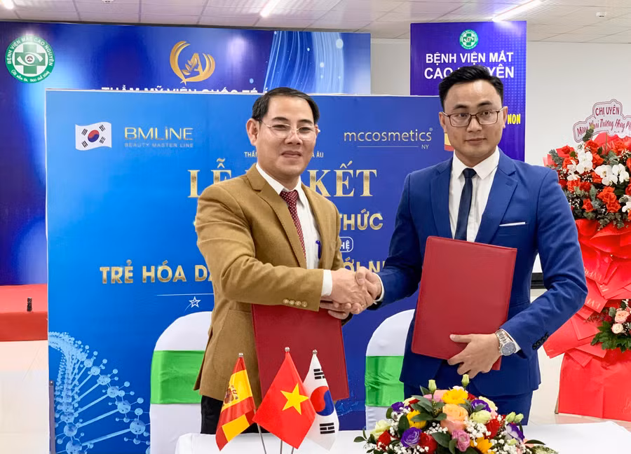 Đại diện Thẩm mỹ viện Quốc tế Á Âu ký kết hợp tác với đại diện Công ty Dược Mỹ phẩm Quốc tế BMLINE. Ảnh: Như Nguyện