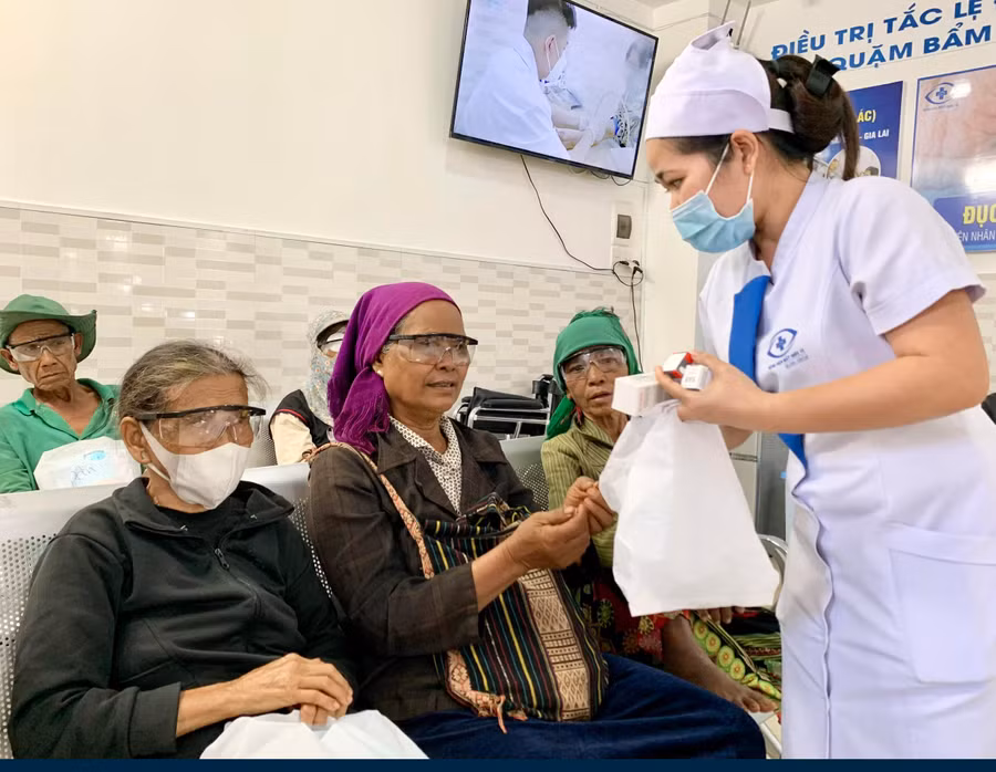 11-10-2022Bà Siu Phin (người ngồi giữa)- thôn Sur A, xã Ia Ko, huyện Chư Sê vui mừng sau ca phẫu thuật giúp bà tìm lại được đôi mắt sáng. Ảnh Như Nguyện