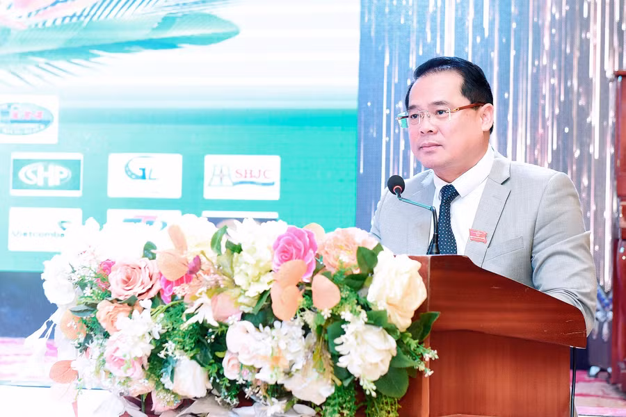 Phó Chủ tịch UBND tỉnh Hồ Phước Thành phát biểu chúc mừng tại buổi gặp mặt. Ảnh: Đức Thụy