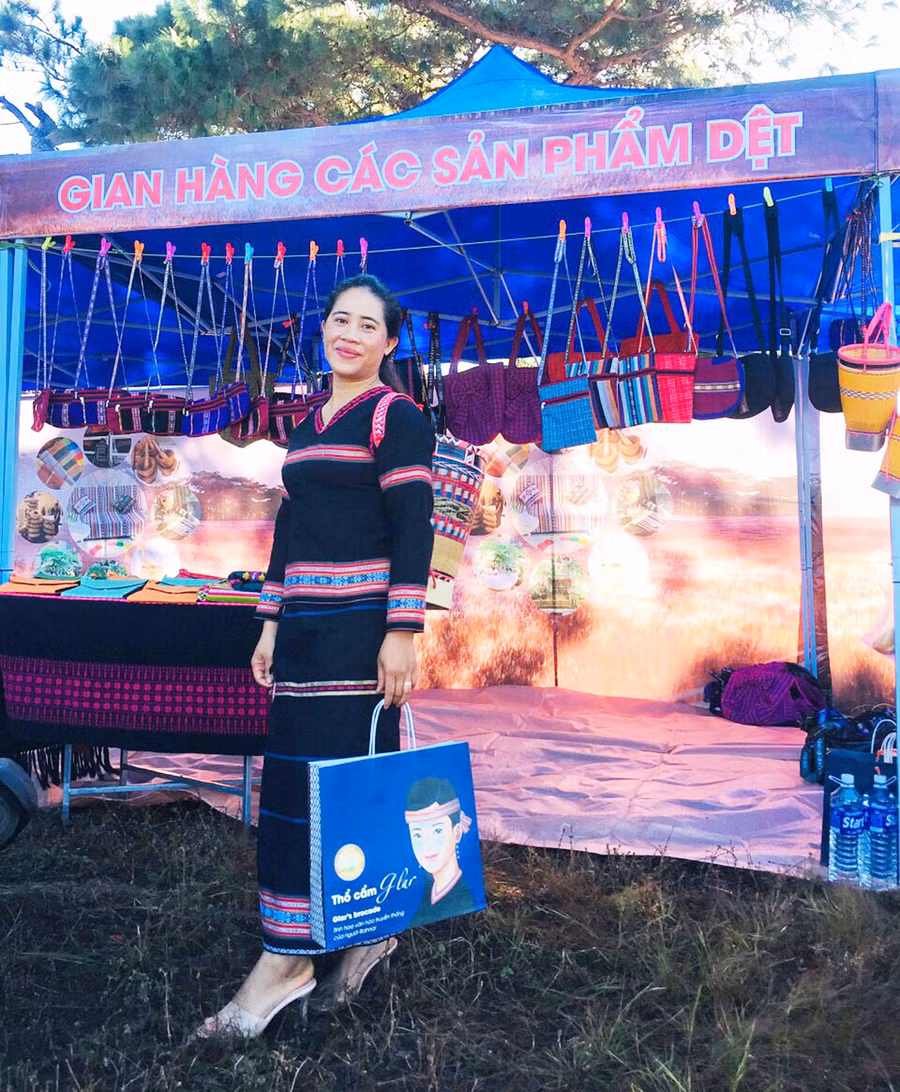Chị Mlơnh (làng Dôr 2, xã Glar, huyện Đak Đoa) luôn tìm cơ hội để quảng bá văn hóa thông qua sắc màu của thổ cẩm. Ảnh: Minh Châu Chị Mlơnh luôn tìm cơ hội để quảng bá văn hóa thông qua sắc màu của thổ cẩm. Ảnh: Minh Châu