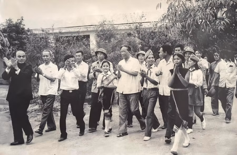 Tổng Bí thư Lê Duẩn (thứ 7 từ trái sang) đến thăm thầy và trò Trường Nuôi dạy con liệt sĩ, thương binh tỉnh Gia Lai-Kon Tum vào tháng 7-1977 (ảnh tư liệu).