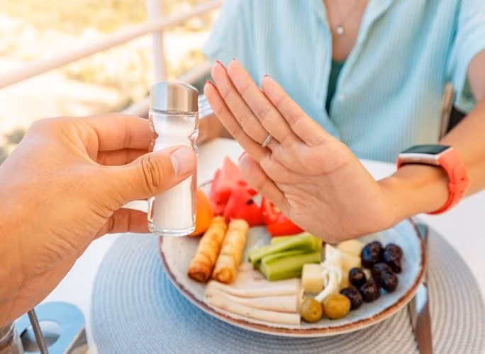 Giới hạn tiêu thụ natri được khuyến nghị là 2300 mg mỗi ngày và lượng natri vượt quá giá trị khuyến nghị sẽ gây nguy hiểm cho sức khỏe tim mạch. Ảnh: Shutterstock