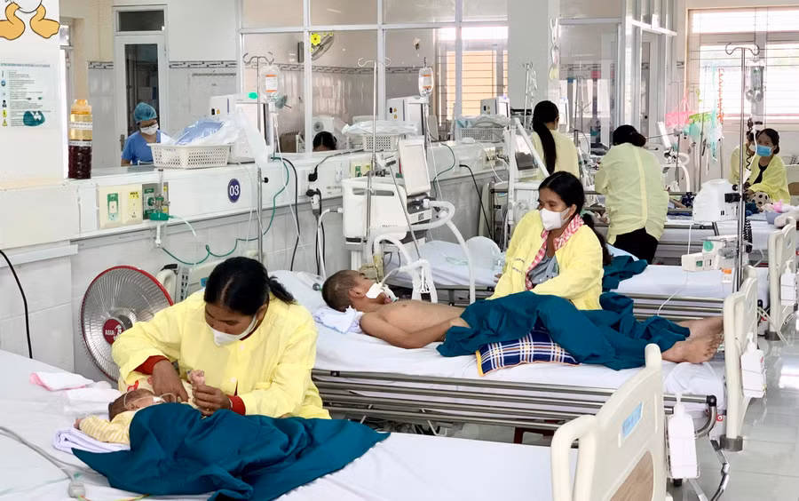 Bệnh nhi điều trị SXH tại Khoa Hồi sức tích cực chống độc (Bệnh viện Nhi tỉnh). Ảnh: Như Ý 