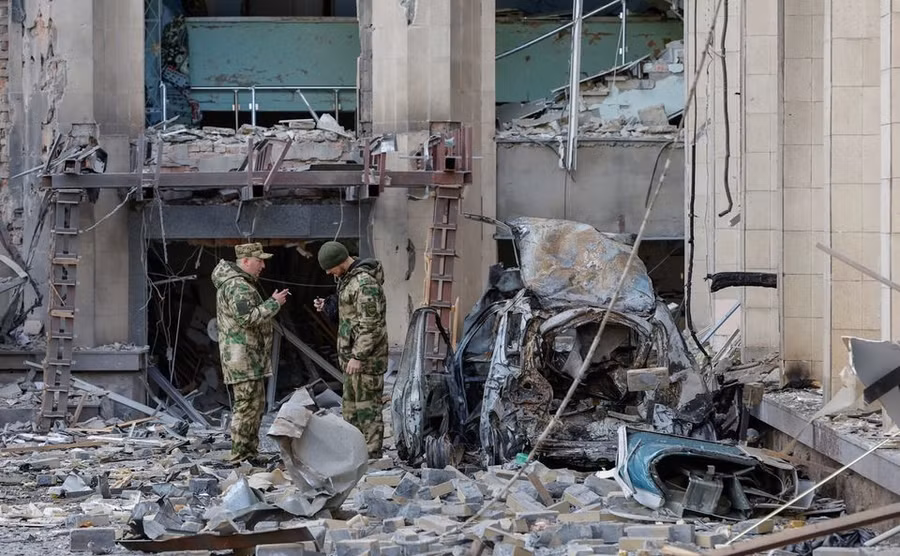 Tòa nhà chính quyền thành phố Donetsk bị pháo kích, ngày 16.10.2022. Ảnh: Reuters