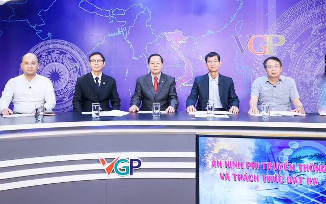 Các vị khách mời tham dự Tọa đàm (từ trái sang): Ông Nguyễn Trọng Nghĩa, Phó TGĐ VNPT Vinaphone; PGS.TS Đỗ Cảnh Thìn, chuyên gia Tội phạm học, Phó Viện trưởng Viện An ninh phi truyền thống, Trường Quản trị và Kinh doanh, Đại học Quốc gia Hà Nội; Trung tướng, GS.TS .Nguyễn Xuân Yêm, Viện trưởng Viện An ninh phi truyền thống, Trường Quản trị và Kinh doanh, Đại học Quốc gia Hà Nội; PGS.TS Hoàng Đình Phi, Hiệu trưởng Trường Quản trị và Kinh doanh, Đại học Quốc gia Hà Nội; Đại tá GS.TS Bùi Minh Thanh, nguyên Trưởng phòng, Cục Cảnh sát kinh tế, Bộ Công an - Ảnh: VGP/Nhật Bắc