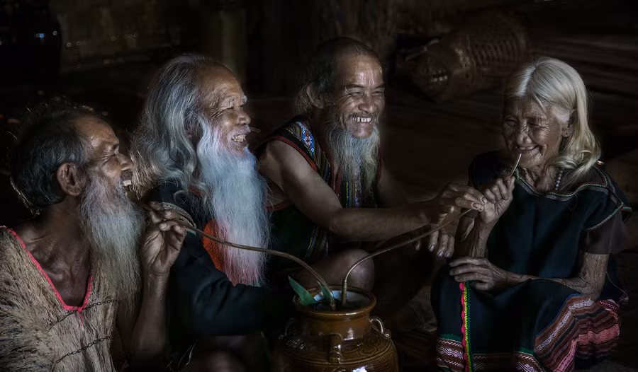 Niềm vui tuổi già. Ảnh: N.L.V.Q