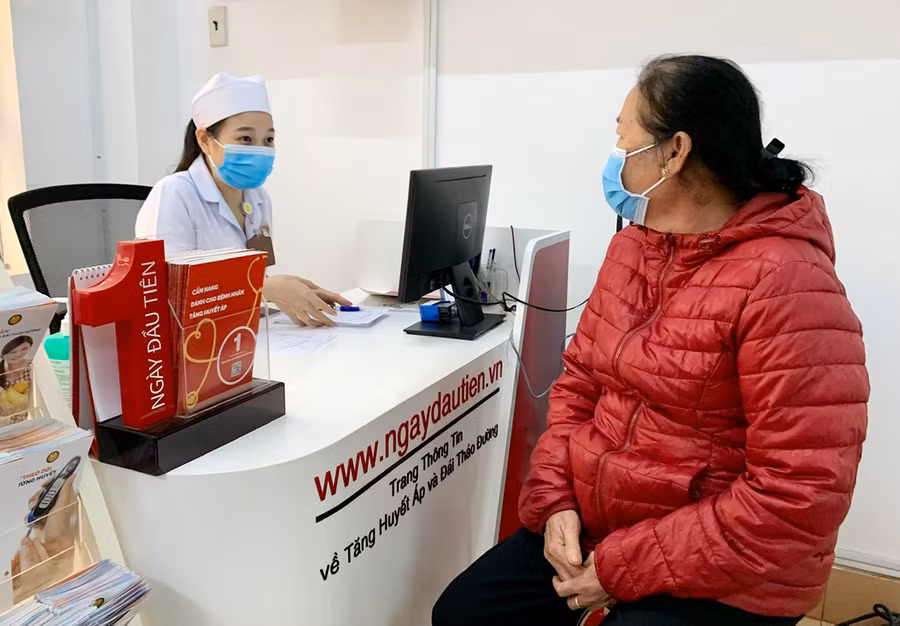  Nhân viên Bệnh viện Đa khoa tỉnh tư vấn chế độ ăn uống cho bệnh nhân tăng huyết áp. Ảnh: Như Nguyện