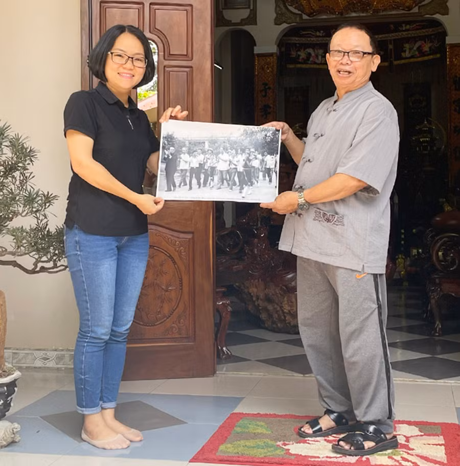  Bức ảnh quý chụp chuyến thăm của Tổng Bí thư Lê Duẩn tại trường được thầy Khóa nhờ P.V trao tặng lại cho Bảo tàng tỉnh Gia Lai. Ảnh: Lam Nguyên