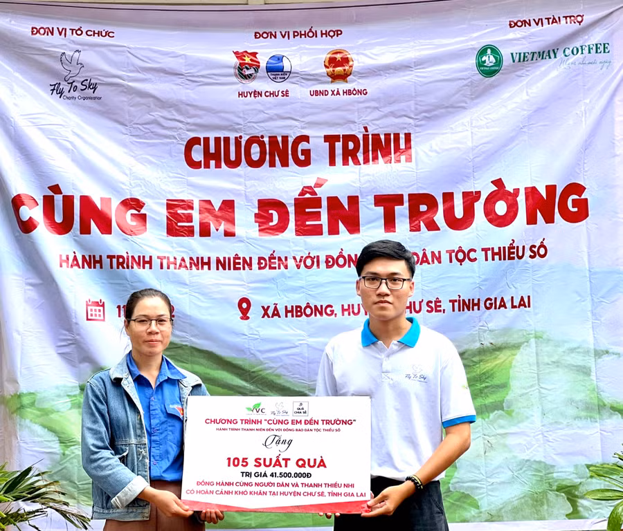 Anh Lê Văn Phúc (bìa phải)-Chủ nhiệm nhóm từ thiện Fly To Sky tặng quà cho người dân xã Hbông (huyện Chư Sê). Ảnh: Phan Lài