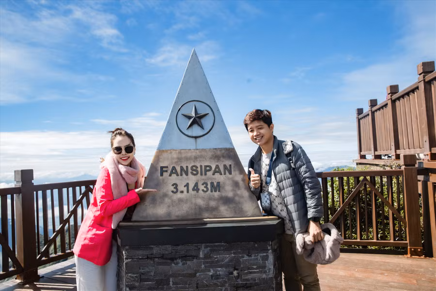 Từ đầu tháng 10, hàng nghìn du khách rủ nhau đến với Fansipan, để tận mắt chiêm ngưỡng khung cảnh biển mây. Chị Phương Vân, du khách Đồng Tháp (trong ảnh) chia sẻ Fansipan có sức hút lạ kỳ, chị đã tới đây vào nhiều thời điểm trong năm nhưng chưa khi nào cảnh sắc giống nhau.