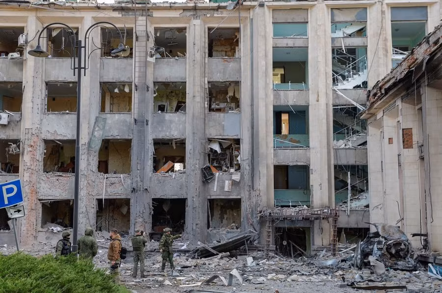 Tòa nhà chính quyền thành phố Donetsk bị pháo kích, ngày 16.10.2022. Ảnh: Reuters