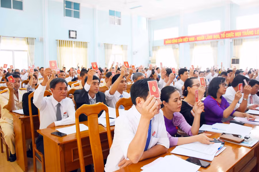 Các đại biểu biểu quyết thông qua nội dung chương trình Đại hội đại biểu Đảng bộ thị xã Ayun Pa lần thứ XIX (nhiệm kỳ 2020-2025). Ảnh: Minh Triều