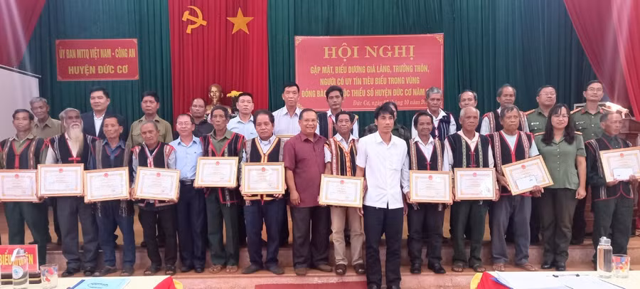 Tặng giấy khen cho già làng, trưởng thôn, người có uy tín tiêu biểu trong đồng bào dân tộc thiểu số. Ảnh. Thanh Tịnh