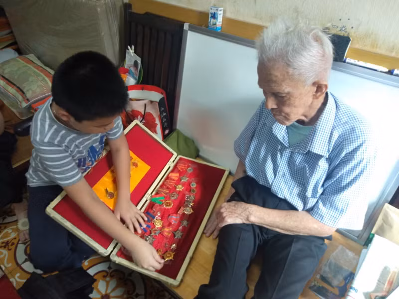 Bộ “gia tài vô giá” ông mang về cho người vợ, người con và người cháu của mình là những tấm huy chương ở khắp các mặt trận.