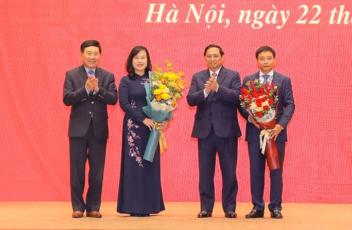 Thủ tướng Phạm Minh Chính và Phó Thủ tướng Thường trực Chính phủ Phạm Bình Minh tặng hoa hai tân Bộ trưởng. Ảnh: VGP