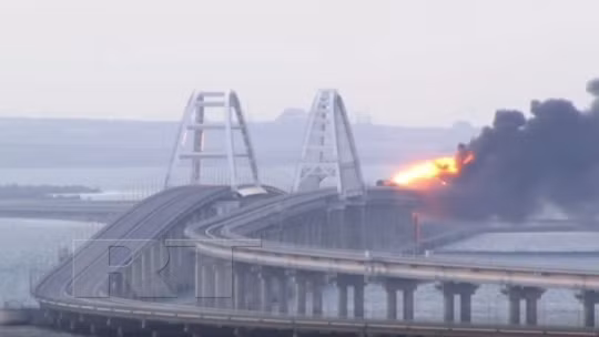  Lửa bốc cháy trên cầu Crimea hôm 8-10. Ảnh: RT
